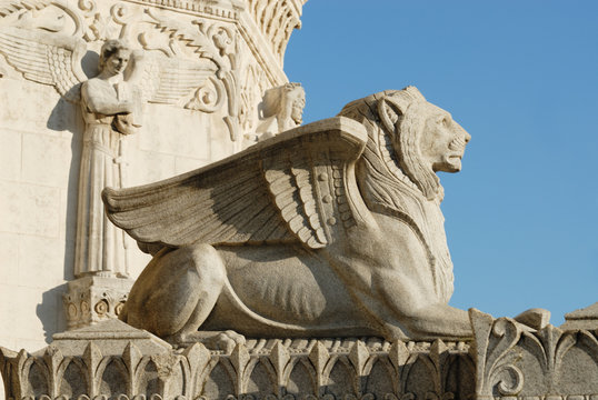 lion en pierre