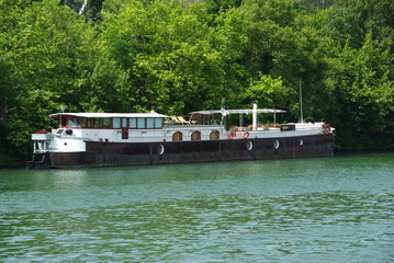 péniche amarée