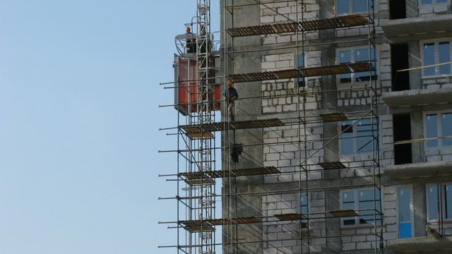 Builders erect scaffolding. Time lapse