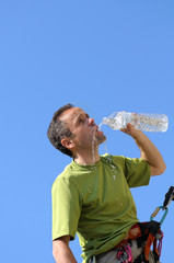 Un alpiniste qui se désaltére.