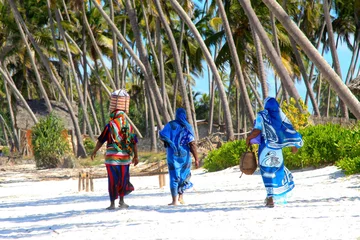 Crédence en verre imprimé Zanzibar Wimen de Zanzibar sur la plage sablonneuse