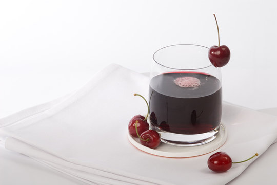 Kirschsaft mit Schaum