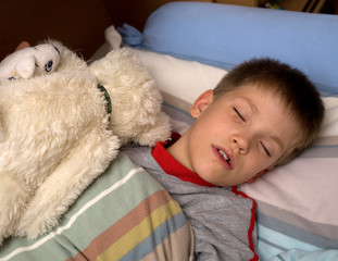 Obraz premium Mit dem Teddy schlafen