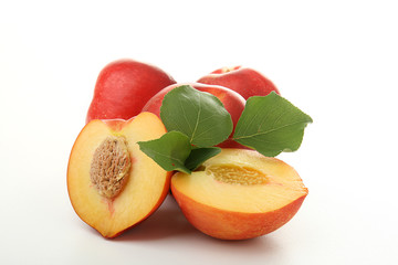fruits rouge, nectarine sur fond blanc