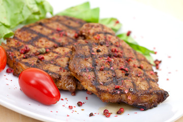 Schweinesteak-gegrillt mit Datteltomaten