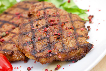 Schweinesteak-gegrillt mit Datteltomaten