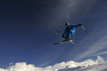 Fototapeta na wymiar Extreme skier jumping.