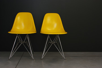 due sedie gialle su fondo nero - 14744360