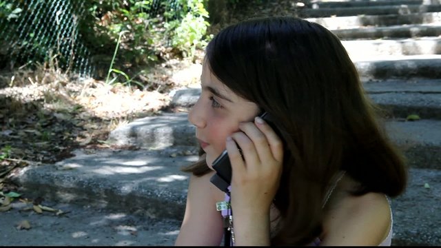 Fillette au t&eacute;l&eacute;phone