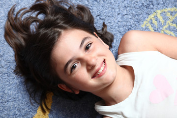 Naklejka premium bambina sdraiata sorridente