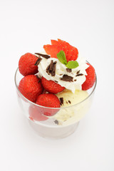 Vanilleeis mit Erdbeeren