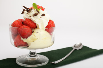 Vanilleeis mit Erdbeeren