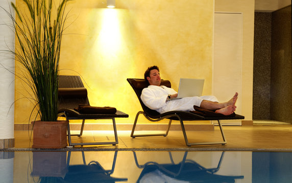 arbeitender Mann am Pool