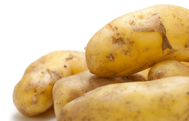 pommes de terre nouvelles isolées sur fond blanc