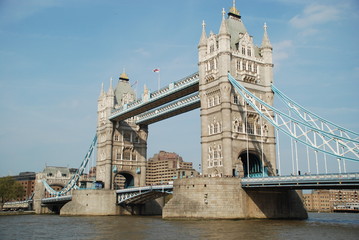 Fototapeta na wymiar SilverTower Bridge in London