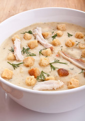 chicken cream soup with crackers