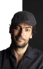 cooler mann mit mütze