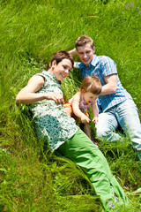Obraz premium Family lying in grass