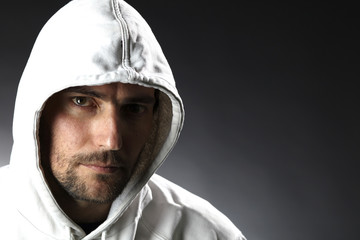 cooler mystischer  typ mit kaputze