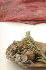 Spezie ed erbe con carne cruda