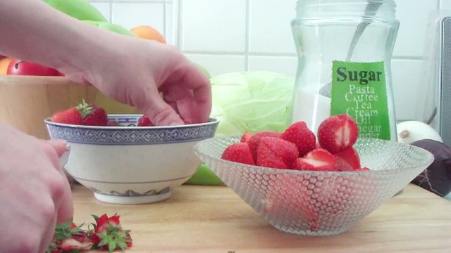 Erdbeeren putzen
