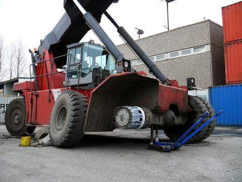 Reifenwechsel beim Reachstaker