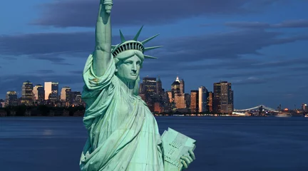 Selbstklebende Fototapeten The Statue of Liberty and New York City © Gary