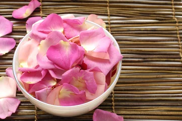 Schilderijen op glas Bowl of rose petals on bamboo spa mats © Mee Ting