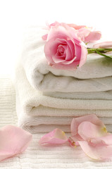 Obraz na płótnie Canvas Roses over towel