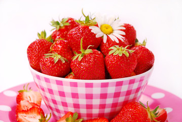 fresh strawberries in bowl