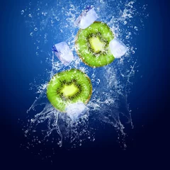 Foto op Canvas Waterdruppels rond kiwi en ijs © Andrii IURLOV