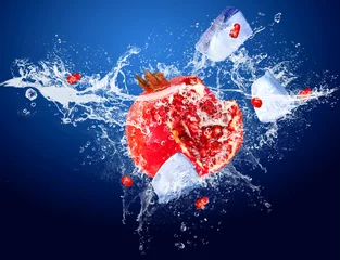 Foto op Canvas Waterdruppels rond rood fruit en ijs © Andrii IURLOV