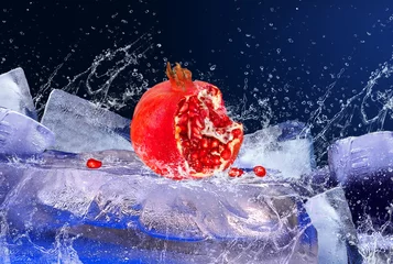 Plexiglas foto achterwand Waterdruppels rond rood fruit op het ijs © Andrii IURLOV