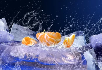 Gordijnen Waterdruppels rond fruit op het ijs © Andrii IURLOV