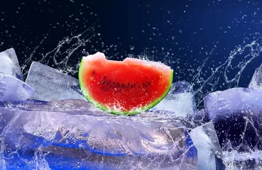 Foto auf Acrylglas Wassertropfen um Wassermelone auf dem Eis © Andrii IURLOV