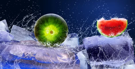Foto op Canvas Waterdruppels rond watermeloen op het ijs © Andrii IURLOV