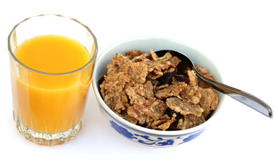 un jus d'orange et des céréales