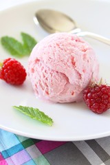 eis mit himbeeren und minze