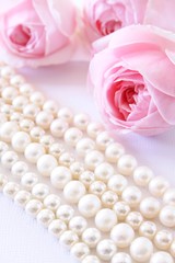 Obraz na płótnie Canvas Biżuteria perły i róże