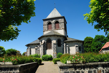Fototapeta na wymiar L'église romane de Saint-Ours-les-Roches