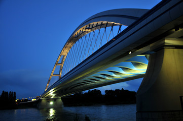 Naklejka premium Most w nocy - Bratysława