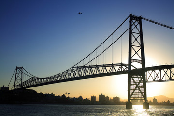 Fototapeta na wymiar Most o zachodzie słońca