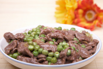 Stir-fried beef and peas on the plate.
