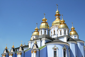 Fototapeta na wymiar Kopuły kościoła (Sankt Mikhail Monastery Kijów, Ukraina)