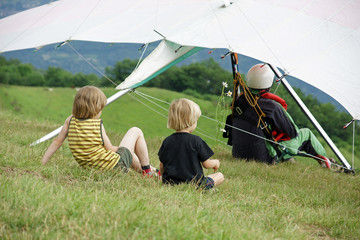 Enfants et deltaplane