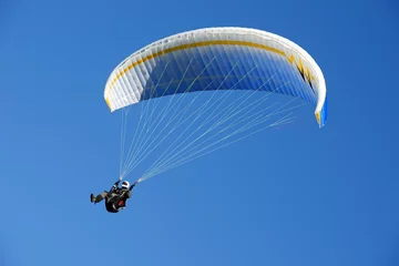 Rolgordijnen Paragliden © Pictures news