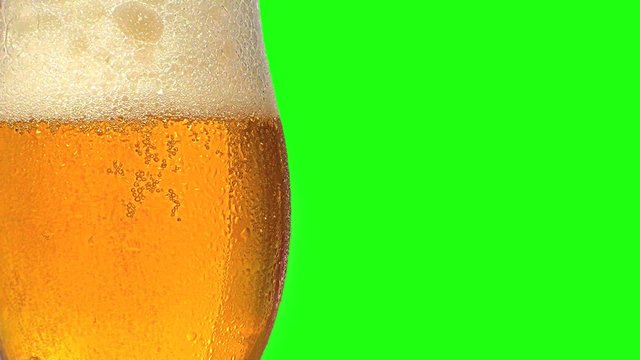 bierglass mit schaum und blasen vor Greenbox
