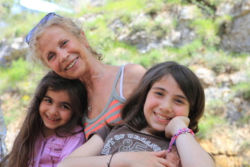 Petites filles avec leur mamie