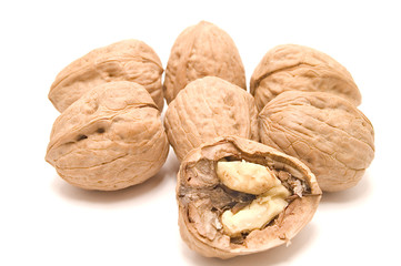 composición nueces sobre fondo blanco