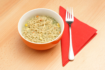 Nudel suppe mit brokkoli
